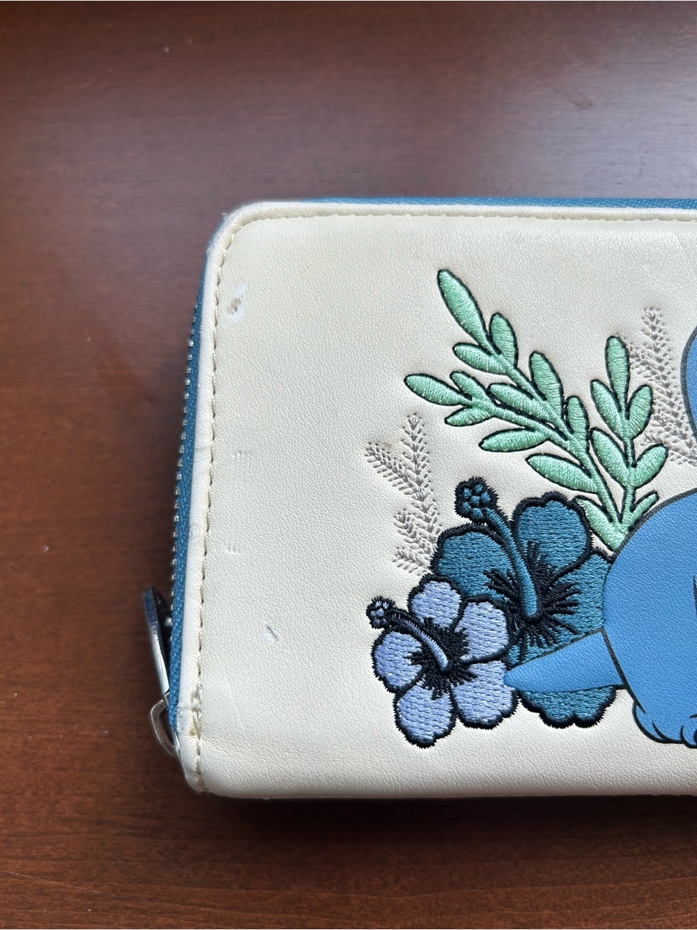 Loungefly x Disney Lilo & Stitch Zip Around Wallet featuring Upside-down Stitch - Picture 6 of 10